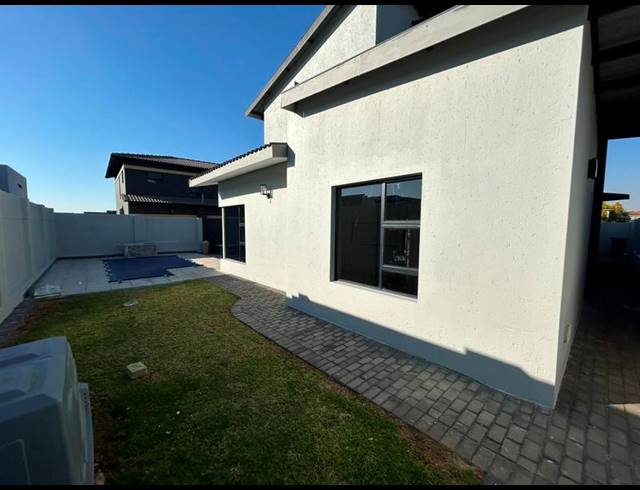 4 BEDROOM TOWNHOUSE FOR SALE IN SIX FOUNTAINS RESIDENTIAL ESTATE